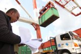 Banjarmasin, 19/3 - FASILITAS KONTAINER CRANE - Seorang petugas agen ekspedisi melakukan pencatatan pengapalan barang dengan fasilitas kontainer crane di pelabuhan trisakti Banjarmasin, Senin (19/3). Pelindo III melengkapi fasilitas kontainer crane dan RTG di pelabuhan Trisakti senilai 167 milyar untuk meningkatkan arus barang dari dan ke pelabuhan Trisakti Banjarmasin. Foto ANTARA/Herry Murdy Hermawan/B