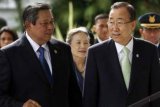 Bogor (Antara Bali) - Presiden Susilo Bambang Yudhoyono (kiri) menyambut kedatangan Sekjen PBB Ban Ki-moon (kanan) di Istana Kepresidenan Bogor, Jawa Barat, Selasa (20/3). Selain melakukan pertemuan bilateral dengan Presiden Yudhoyono, Ban Ki-moon juga mengunjungi Indonesia Peace and Security Centre (IPSC) di Sentul, Bogor. FOTO ANTARA/Widodo S. Jusuf/2012.