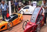 Jakarta (Antara Bali) - Tiga mobil listrik dipamerkan saat peluncuran Shell Eco- Marathon UI 2012 di Kampus Universitas Indonesia, Jakarta, Senin (26/3). Ketiga mobil listrik bertenaga baterai lithium yakni Arjuna, Nakoela, Sadewa hasil karya mahasiswa Universitas Indonesia itu akan diikutkan pada perlombaan Shell Eco-Marathon Asia 2012 (SEM) di Sepang, Malaysia, pada Juli 2012 . FOTO ANTARA/Reno Esnir/2012.