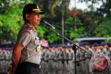 Kapolda Kalbar, Brigjen Pol Unggung Cahyono memberikan arahan saat apel pengamanan unjukrasa menolak kenaikan harga BBM bersubsidi, di Pontianak, Kamis (29/3). Dalam arahannya tersebut, Kapolda Kalbar meminta kepada seluruh anggota kepolisian untuk tidak bersikap represif dalam menghadapi mahasiswa yang berunjukrasa menolak kenaikan harga BBM. FOTO ANTARA/Jessica Helena Wuysang/12