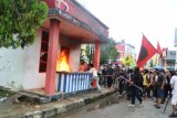 Samarinda (ANTARA News Kaltim) - Sejumlah mahasiswa merusak dan membakar pos polisi pada aksi unjuk rasa ratusan mahasiswa menolak rencana pemerintah menaikkan harga Bahan Bakar Minyak (BBM) yang berlangsung di Simpang Empat Mall Lembuswana Samarinda, Jumat (30/3). Aksi unjuk rasa yang dilakukkan ratusan mahasiswa dari berbagai elemen di Samarinda itu berlangsung anarkhis dengan merusak berbagai fasilitas umum serta membakar sebuah Pos Polisi Lalu Lintas. (Amirullah/ANTARA).