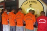 Samarinda (ANTARA News Kaltim) - Lima dari enam anggota sindikat pelaku pencurian kendaraan bermotor yang berhasil diringkus Satuan Reserse Kriminal (Satreskrim) Polresta Samarinda, Kamis (22/3). Polresta Samarinda berhasil menangkap enam anggota sindikat curanmor dan menyita 26 unit motor hasil curian yang kerap beraksi di beberapa kabupaten/kota di Kaltim kemudian menjual barang curian tersebut di kawasan perkebunan pedalaman Kaltim. (Amirullah/ANTARA)

