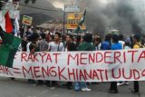 Samarinda (ANTARA News Kaltim) - Puluhan mahasiswa memblokir jalan pada aksi unjuk rasa  menolak rencana kenaikan bahan bakar minyak (BBM) yang berlangsung di Jalan M. Yamin Samarinda, Selasa petang (27/3). Sejak Selasa pagi hingga petang, ratusan mahasiswa dari berbagai elemen menggelar aksi unjuk rasa menolak rencana pemerintah menaikkan harga BBM. (Amirullah/ANTARA)