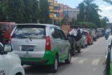 Samarinda (ANTARA News Kaltim) - Beberapa pelajar terpaksa menumpang mobil bak terbuka menyusul aksi mogok yang dilakukan sopir angkot di Samarinda, Kamis (1/3). Aksi unjuk rasa yang dilakukan ratusan sopir angkot di Samarinda yang sudah berlangsung selama empat hari tersebut menuntut pencabutan izin operasi sebuah taksi. (Amirullah/ANTARA)  
