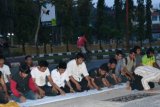 Samarinda (ANTARA News Kaltim) - Mahasiswa melaksanakan Shalat Maghrib berjamaah di trotoar saat menggelar aksi unjuk rasa di Jalan M. Yamin Samarinda, Kamis (29/3). Puluhan mahasiswa Universitas Mulawarman Samarinda kembali menggelar unjuk rasa menolak rencana pemerintah menaikkan harga bahan bakar minyak (BBM) dengam meblokir jalan M. Yamin. (Amirullah/ANTARA) 