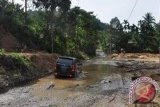 Ruas Jalan Kerinci di Desa Birun, Kecamatan Pangkalan Jambu, Kabupaten Kerinci Mengalami Kerusakan Parah.