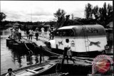 Sebuah mobil jenis reben (chevrolet) di Jambi dari Muara Tembesi tujuan Palembang hendak menyeberang sungai yang banjir pada 1942. (Koleksi repro Nurul Fahmy)