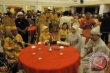 Sultan Abdurrachman dan Permaisuri Ratu Mas Siti Aisah gelar Ratu Aisah Kusumo Ningrat. Raja dan permaisuri Kesultanan Melayu Jambi sedang duduk bersama dengan Bunda Ratu Kuasa Alam Syarifah Muryani Al Latif dan suami. (Foto Nurul Fahmy/Antara Jambi)