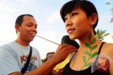 Seniman Pontianak, Joko Hardyanto (35) melukis tubuh (body painting) pada seorang model, saat menggelar Aksi Earth Hour di Bundaran Digulis, Pontianak, Kalbar, Sabtu (31/3). Aksi body painting yang digelar oleh sejumlah seniman Pontianak tersebut, bertujuan untuk meramaikan detik-detik pelaksanaan Earth Hour pada pukul 20.30 wib hingga 21.30 wib. FOTO ANTARA/Jessica Helena Wuysang/12