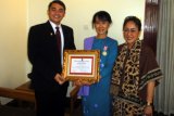 Denpasar (Antara Bali) - Tokoh demokrasi Myanmar Aung San Suu Kyi (tengah) mendapat penghargaan The Sukarno Prize. Penghargaan itu diberikan Presiden The Sukarno Center, Dr Shri I Gusti Ngurah Arya Wedakarna, dan Ketua Dewan Pembina The Sukarno Center, Sukmawati Sukarno Putri, di kediaman Suu Kyi di Yangon, Myanmar, 29 Maret 2012. Foto: Istimewa  