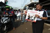 Amuntai, (22/3) - SOSIALISASI TB - Kepala Dinas Kesehatan Kabupaten Hulu Sungai Utara drg Isnur Hatta bersama mensosialisasikan penyakit tuberculosis (TB) pada peringatan hari TB se-Dunia pada 24 Maret di Bundaran Kota Amuntai. Masyarakat diimbau untuk tidak takut terhadap penyakit TBC karena masih bisa dsembuhkan apabila diobati secara teratur dan tutas.(Foto Eddy/Humas/C)
