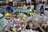 Denpasar (Antara Bali) - Beberapa pedagang menata dagangannya di Pasar Yadnya yaitu salah satu pasar yang dikembangkan untuk percontohan di Denpasar, Bali, Selasa (3/4). Sedikitnya terdapat 33 pasar tradisional kini dalam pengawasan di Denpasar untuk pasar percontohan nasional namun 4 diantaranya masih belum memenuhi syarat sehat, ramah dan higenis. FOTO ANTARA/Nyoman Budhiana/12.