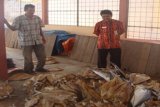 Amuntai, (3/4) - GUDANG IKAN KERING - Gudang Pendingin Ikan Kering Milik Pemnerintah Kabupaten Hulu Sungai Utara di Desa Pangkalan Sari Alabio telah menyumbang Pendapatan Asli Daerah dimana kedepannya tetap berpotensi besar mengingat Potensi Perairan Umum dan Rawa di HSU yang cukup Besar. (Eddy-Humas/A)