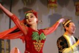 Medan (Antara Bali) - Seorang penari asal Xinjiang, RRC mementaskan sebuah tarian tradisional suku Uygur pada pertunjukan kesenian dan budaya China Muslim Xinjiang di Medan, Sumut, Jumat malam (6/7). Pagelaran kesenian yang digelar oleh pemerintah China tersebut untuk mempererat hubungan Indonesia-China. FOTO ANTARA/Septianda Perdana/2012.