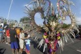 Jember (Antara Bali) - Seorang model memperagakan kostum defile madurese saat peluncuran Jember Fashion Carnaval (JFC) XI di Alun-alun Jember, Jawa Timur, Minggu (8/4). Acara tahunan itu akan berlangsung 8 Juli 2012 dengan tema defile yaitu Rome, Madurese, Dragon, Persians, Savana, Mushroom, Oceanarium, Trinidad, Orchideace , dan Planet. FOTO ANTARA/Seno S./2012.