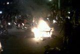 Denpasar (Antara Bali) - Gerobak penjual jagung bakar terbakar setelah ditabrak mobil patroli Tramtib di sisi selatan Puputan Badung, Denpasar, Sabtu (7/4) malam. Penjual jagung bakar berhasil menyelamatkan diri dalam peristiwa itu. Foto ANTARA/M. Irfan Ilmie/2012