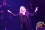 Olivia Newton-John lelang kostumnya yang dipakai di 