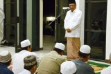 Paringin, 14/4 - SALAT HAJAT - Bupati Balangan, Kalimantan Selatan, Sefek Effendie saat memberikan sambutan pada kegiatan salat hajat yang digelar oleh siswa-siswi peserta UN. Bupati berpesan agar para siswa bersungguh-sungguh dalam menghadapi UN.. Foto: ANTARA/Rusmanadi/B