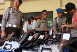 Lumajang (Antara Bali) - Sejumlah anggota propam kepolisian Polres Lumajang, Jawa Timur, memeriksa ratusan senjata api jenis revolver yang ditarik dari seluruh anggota jajaran kepolisian setempat, Senin (16/4). Pemeriksaan itu dilakukan dalam rangka pengujian dan tes psikologi bagi seluruh anggota yang mengajukan ijin menggunakan senjata api. FOTO ANTARA/Cucuk Donartono/2012.
