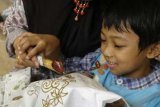 Jember (Antara Bali) - Seorang siswa TK Islam Terpadu Buah Hati Kita belajar membatik di rumah Batik Jember, Jawa Timur, Kamis (19/4). Sebanyak 38 siswa belajar tentang cara membatik dan untuk melestarikan budaya batik kepada generasi muda. FOTO ANTARA/Seno S./2012.