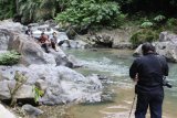 Tanjung, 21/4 - Keindahan panorama alam Sungai Kinarum, Desa Kinarum Kecamatan Upau, Tabalong jadi daya tarik tersendiri bagi para pengunjung. Hanya sekitar 30 menit menggunakan kendaraan bermotor dari kota Tanjung, Sungai Kinarum jadi pilihan sejumlah pelajar untuk melepaskan penat serta rekreasi dengan teman-temannya. Tampak seorang potograper mengabadikan sejumlah pelajar yang bersantai di Sungai Kinarum.(Foto:Herlina Lasmianti/B)