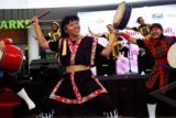 Jakarta (Antara Bali) - Sejumlah penari membawakan tarian khas Jepang menggunakan Gendang (Taiko), pada festival di Lippo Cikarang, Jawa Barat, Sabtu (28/4). Festival Budaya Jepang "Sakura Matsuri" yang berlangsung hingga 29 April 2012 tersebut juga menampilkan beragam budaya dan kuliner khas Jepang. FOTO ANTARA/ Ujang Zaelani/2012.