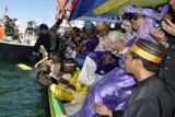 Kotabaru, 30/4 - MaAPPANRETASI - Bupati Tanah Bumbu Mardani H Maming sedang melarutkan sesajen dalam puncak perayaan pesta adat Mappanretasi di lokasi obyek wisata Pantai Pagatan, Kecamatan Kusan Hilir, Minggu (29/4). Mappanretasi merupakan  bentuk rasa syukur yang begitu mendalam khusunya bagi nelayan terhadap hasil laut yang diberikan oleh Tuhan. Budaya ini merupakan tradisi tahunan masyarakat yang dilaksanakan setiap April bertepatan dengan peringatan Hari Nelayan Nasional (HNN). (Foto Hms/Imam Hanafi/C)  


