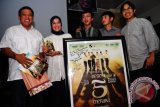 Bupati Kubu Raya, Muda Mahendrawan (dua kiri), bersama Penulis novel Lima Menara, Ahmad Fuadi (kiri), pemeran Atang, Rizki Ramdani (dua kanan) dan pemeran Alif, Gazza Gubizareta memegang novel Lima Menara saat berfoto bersama usai Diskusi Film 5 Menara di Pontianak, Kalbar, Minggu (8/4). Diskusi Film 5 Menara tersebut, mengulas tentang persahabatan enam anak muda yang tengah menuntut ilmu di Pondok Pesantren dan sangat meyakini prinsip 'Man Jadda Wajada' dalam meraih mimpi serta cita-cita. FOTO ANTARA/Jessica Helena Wuysang/12 