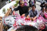 Sejumlah Umat Kristiani mengikuti prosesi Jumat Agung di depan salib Yesus Kristus yang berukuran tujuh meter dan dibuat dari limbah seng yang di daur ulang di Gereja Kebonarum, Klaten, Jateng, Jumat (6/4). Prosesi Jumat Agung menceritakan kisah perjalanan Yesus Kristus sampai dengan wafat di kayu salib. FOTO ANTARA/Akbar Nugroho Gumay/12