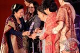 Ibu Negara Ani Susilo Bambang Yudhoyono (kiri) memberikan Penghargaan Khusus Inspirasi Perempuan Indonesia kepada Ibu Herawati Dyah dalam perhelatan Kartini Awards 2012 di Jakarta, Senin (23/4) malam. Acara tahunan untuk memperingati Hari Kartini ini menghadirkan penganugerahan Penghargaan Perempuan Terinspiratif serta peragaan busana hasil rancangan finalis Lomba Rancang Kebaya 2012. FOTO ANTARA/Dhoni Setiawan