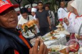 Pengunjung mencicipi masakan berbahan baku daging kelinci pada acara "Lomba Masak Daging Kelinci" Bandung, Jawa Barat, Minggu (8/4). Kelinci menjadi pilihan daging alternatif dari daging yang biasa dimakan karena memiliki protein yang tinggi, rendah kolesterol dan memiliki serat yang lembut untuk anak-anak dan orangtua. ANTARA/Agus Bebeng/12