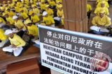 Sejumlah anggota komunitas Falun Dafa menggelar meditasi masal dalam aksi damai di halaman gedung DPRD Bali, Denpasar, Selasa (10/4). Mereka menuntut kepada pemerintah untuk konsisten menjalankan politik luar negeri tanpa adanya intervensi asing khususnya dari pemerintah China yang dinilai telah turut campur dan melarang aktifitas mereka di Indonesia. FOTO ANTARA/Nyoman Budhiana/Koz/pd/12.