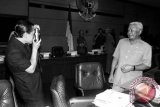 Menko Polkam Sudomo (kanan) saat dipotret Menteri Penerangan Harmoko sebelum berlangsungnya Sidang Kabinet Terbatas Bidang Ekuin di Bina Graha, Jakarta Rabu (4 Oktober 1989). Laksamana TNI (Purn) Sudomo wafat Rabu (16/4) pada usia 86 tahun setelah menjalani perawatan di ICU RS Pondok Indah Jakarta pada pukul 10.05 WIB dan akan dimakamkan di TMP Kalibata. FOTO Arsip ANTARA