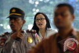 Anggota DPR RI dari Partai Demokrat, Angelina Sondakh tiba di gedung Komisi Pemberantasan Korupsi, Jakarta Selatan, Jumat (27/4). Angelina yang akrab disapa Angie diperiksa untuk pertama kali sebagai tersangka dalam kasus suap proyek Wisma Atlet Palembang. FOTO ANTARA/Fanny Octavianus