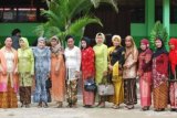 Samarinda (ANTARA News Kaltim) - Sejumlah ibu guru SMKN 9 Samarinda berpose setelah menyaksikan siswanya mengikuti berbagai lomba untuk memperingati Hari Kartini, Sabtu (21/4). Tampak Kepala SMKN 9 Siti Komsatun (ketiga dari kiri) diapit para guru. Selain para guru, semua siswa sekolah itu yang mengikuti lomba fashion show, paduan suara, dan lainnya juga berbusana ala Kartini. (M Ghofar/ANTARA) 