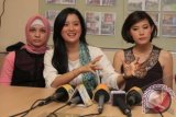 Tiga sutradara film Omnibus Rectoverso Marcella Zalianty (tengah) bersama Rachel Maryam (kiri) dan Olga Lydia (kanan) saat hadir dalam konferensi pers di Jakarta, Jumat, (27/4). Film yang diadaptasi dari buku dan album musik karya Dewi Lestari ini akan dirilis pada September mendatang dan disutradarai oleh lima sutradara perempuan yakni Marcella Zalianty, Olga Lydia, Rachel Maryam, Chaty Sharon dan Happy Salma. FOTO ANTARA/Agus Apriyanto