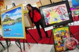 Seorang pengunjung mengamati beberapa lukisan yang ditampilkan dalam pameran lukisan anak se-Pontianak, di Mall Matahari, Pontianak, Kalbar, Rabu (25/4). Pameran yang diikuti sejumlah pelukis anak se-Pontianak tersebut, menampilkan puluhan karya lukisan bertema lingkungan serta budaya Kalbar. FOTO ANTARA/Jessica Helena Wuysang