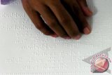 Salah seorang dari sembilan pelajar tunanetra mengerjakan soal ujian nasional (UN) menggunakan huruf braille di SMA 4 Banda Aceh, Senin (16/4). Gempa kuat pada Rabu (11/4) di Aceh tidak mempengrahui pelaksanaan ujjian Nasional (UN) yang diikuti sebanyak 68.086 pelajar SMU,MAN dan sekolah sederajat lainnya, karena gedung sekolah tidak mengalami kerusakan. FOTO ANTARA/Ampelsa/12