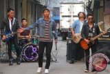 Grup band Ungu yang terdiri dari Pasha (vokal), Makki( bass), Enda (gitar), Onci (gitar), dan Rowman (drum) melalukan syting video klip single terbaru mereka bertajuk " Sayang" di pemukiman padat penduduk Kawasan Hayam Wuruk, Jakarta, Kamis (5/4). Pembuatan Video klip yang berkonsep melayang di udara ini merupakan single perdana dari album terbaru Ungu bertajuk " Timeless". FOTO ANTARA/Teresia May