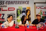 Tiga penyanyi Jazz yaitu Andien (kiri), Raisa (tengah) dan Baim saat jumpa pers di Mercure Pontianak, Kalbar, Jumat (4/5). Andien, Raisa dan Baim akan tampil bersama membawakan sejumlah lagu bernuanza jazz, yang diarransemen oleh Nikita Dompas dalam Djarum Super Mild Jazz In Town pada Sabtu (5/5) malam di Mercure Pontianak. FOTO ANTARA/Jessica Helena Wuysang/12