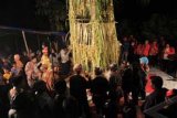 Sigi (Antara Bali) - Para tetua adat menari dan meneriakkan puji-pujian sambil mengelilingi aneka persembahan hasil panen pada pesta adat Vunja di Desa Lolu, Kab. Sigi, Sulawesi Tengah, Selasa (8/5). Vunja adalah pesta panen yang menjadi tradisi secara turun temurun digelar sebagai wujud syukur atas hasil panen yang melimpah. FOTO ANTARA/Basri Marzuki/2012.
