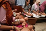 Jakarta (Antara Bali) - Sejumlah ibu mengikuti pelatihan pijat bayi dalam program layanan kesehatan ibu dan anak bagi masyarakat yang membutuhkan di Kantor Rumah Zakat, Jakarta, Jumat (25/5). Pelatihan tersebut dimaksudkan untuk melatih kemandirian ibu agar bisa melakukan pemijatan terhadap bayi agar jalinan kasih ibu dan bayi lebih erat. FOTO ANTARA/M Agung Rajasa/2012.