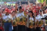 Magelang (Antara Bali) - Presiden Susilo Bambang Yudhoyono didampingi Ibu Ani Yudhoyono melakukan start saat mengikuti Borobudur International Hash House Harriesh (Interhash) 2012 di Tuk Songo, Borobudur, Magelang, Jateng, Sabtu (26/5). Interhash yang merupakan olahraga lintas alam non kompetisi itu diikuti sedikitnya 4.660 peserta dari 50 negara sebagai ajang promosi pariwisata di Indonesia. FOTO ANTARA/Anis Efizudin/2012.