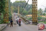 Sebuah jembatan gantung di Kota Bangko, Kabupaten Merangin, Jambi, sampai saat ini masih terpelihara dengan baik. Jembatan beralaskan kayu itu menjadi andalan warga untuk menyeberangi Sungai Batang Merangin.

