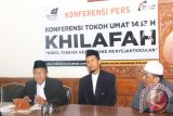 Banjarmasin, 19/5 - KONFERENSI PERS - DPD I Hizbut Tahrir Indonesia Kalimantan Selatan menggelar Konferensi Pers usai acara Konferensi Tokohh Umat 1433 H di Gudeng Bundar Sultan Suriansyah, Kamis (17/5). Konferensi dilatarbelakangi rasa keprihatinan sosial, politik dan ekonomi itu menghadirkan beberapa narasumber juga pidato politik DPP HTI Indonesia Ustadz Agung Wisnu Wardhana.(Foto ANTARA/Asmuni K/C) 