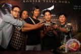 Pemilik Musica Studio Indrawati Widjaja saat memberikan nasi tumpeng kepada Personil eks grup band kenamaan Indonesia Peterpan (Ki-ka) David, Reza, Uki, dan Lukman menghadiri syukuran jelang konser yang menampilkan lagu-lagu Peterpan bertajuk" Konser Tanpa Nama" di Jakarta, Rabu, (23/5). Konser yang akan di gelar pada 29 Mei 2012 di The Hall, Senanyan City ini merupakan konser khusus yang dipersembahkan bagi sahabat Peterpan yang juga sebagai tanda peluncuran album terbaru dari Ariel cs yang berjudul " Suara Lainnya"FOTO ANTARA/Teresia May