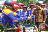      Amuntai, 15/ 5 - Wakil Gubernur Rudy Resnawan menyalami petugas Barisan Pemadam Kebakaran (BPK) Kabupaten
Hulu Sungai Utara saat meninjau stand pameran hari Jadi Kabupaten HSU ke60 di Lapangan Pahlawan Amuntai, Selasa (15/5)
di mana Badan Penanggulangan Bencana Daerah (BPBD) HSU memajang sejumlah Mobil dan peralatan BPK
Rudy berpesan agar BPK HSU terus meningkatkan kemampuan dan fasilitasnya mengingat Kota Amuntai dan sekitarnya
akhir -akhir ini rawan terjadi musibah kebakaran yang membutuhkan kesiagapan petugas BPK. ( Eddy/Humas)