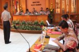 Banjarmasin, 7/5 - SIDANG KODE ETIK - Ketua Komisi Kode Etik AKBP R.P. Mulya memimpin jalannya sidang pelanggaran kode etik oleh Briptu Agung Nugroho di ruang Rupattama Mapolresta Banjarmasin, Senin (7/5). Briptu Agung Nugroho terancam sanksi berat berupa pemecatan dengan tidak hormat karena melakukan pemerasan dan penggunaan narkotika. Foto ANTARA/Herry Murdy Hermawan/B