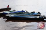 Seorang pria berada di antara perahu motor yang menjadi alat transportasi warga setempat di Sungai Kapuas, Pontianak, Kalbar, Senin (28/5). Alat transportasi air berupa perahu motor yang mudah ditemukan di sepanjang Sungai Kapuas tersebut, menjadi pilihan bagi warga karena biayanya yang sangat terjangkau yaitu sebesar Rp1000 per orang. FOTO ANTARA/Jessica Helena Wuysang/12