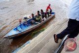 Sejumlah penumpang menaiki perahu motor yang menjadi alat transportasi warga setempat di Sungai Kapuas, Pontianak, Kalbar, Senin (28/5). Alat transportasi air berupa perahu motor yang mudah ditemukan di sepanjang Sungai Kapuas tersebut, menjadi pilihan bagi warga karena biayanya yang sangat terjangkau yaitu sebesar Rp1000 per orang. FOTO ANTARA/Jessica Helena Wuysang/12